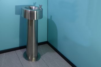 160012 Edelstahl Trinkbrunnen freistehend im Einsatz